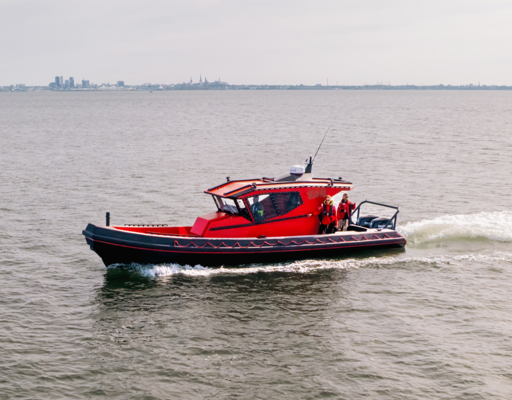 Larsen 38 PRO HDPE SAR boat port side render