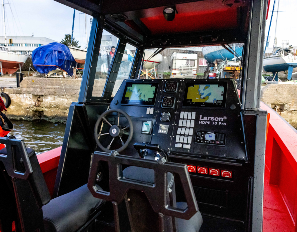 Larsen 30 PRO HDPE open-top SAR boat port render