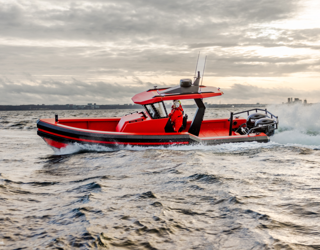 Larsen 30 PRO HDPE SAR boat stern render with outboards