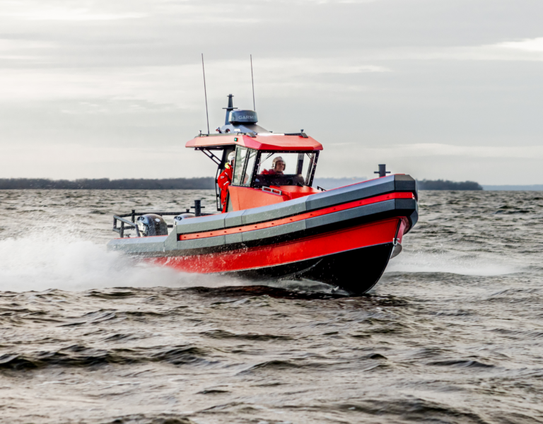 LarsenB 30 PRO HDPE open-top SAR boat turning at speed